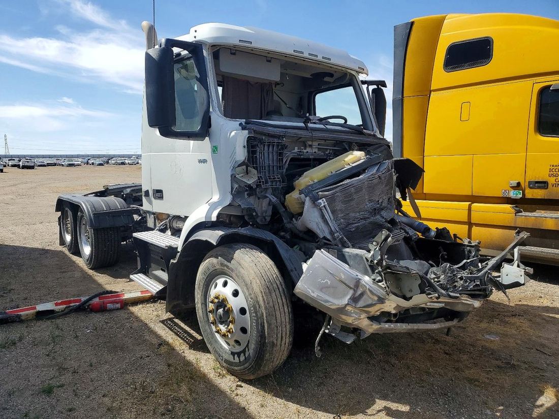 2024 VOLVO VNR