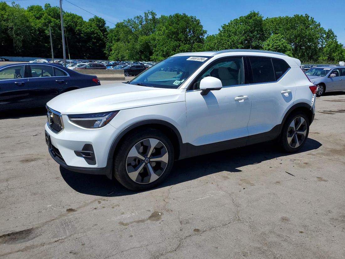 2023 VOLVO XC40