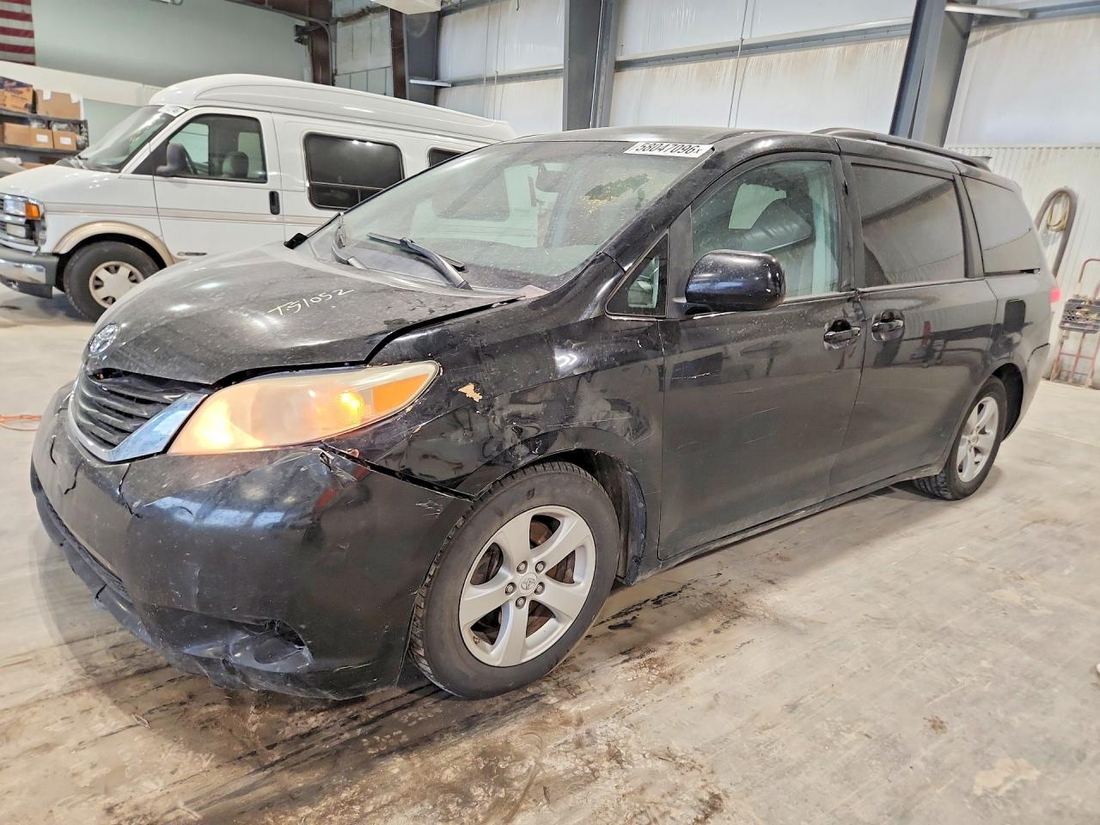 2011 TOYOTA SIENNA