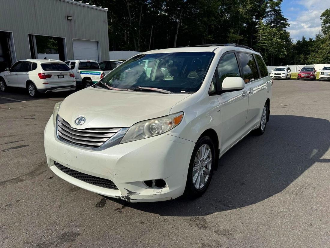 2017 TOYOTA SIENNA