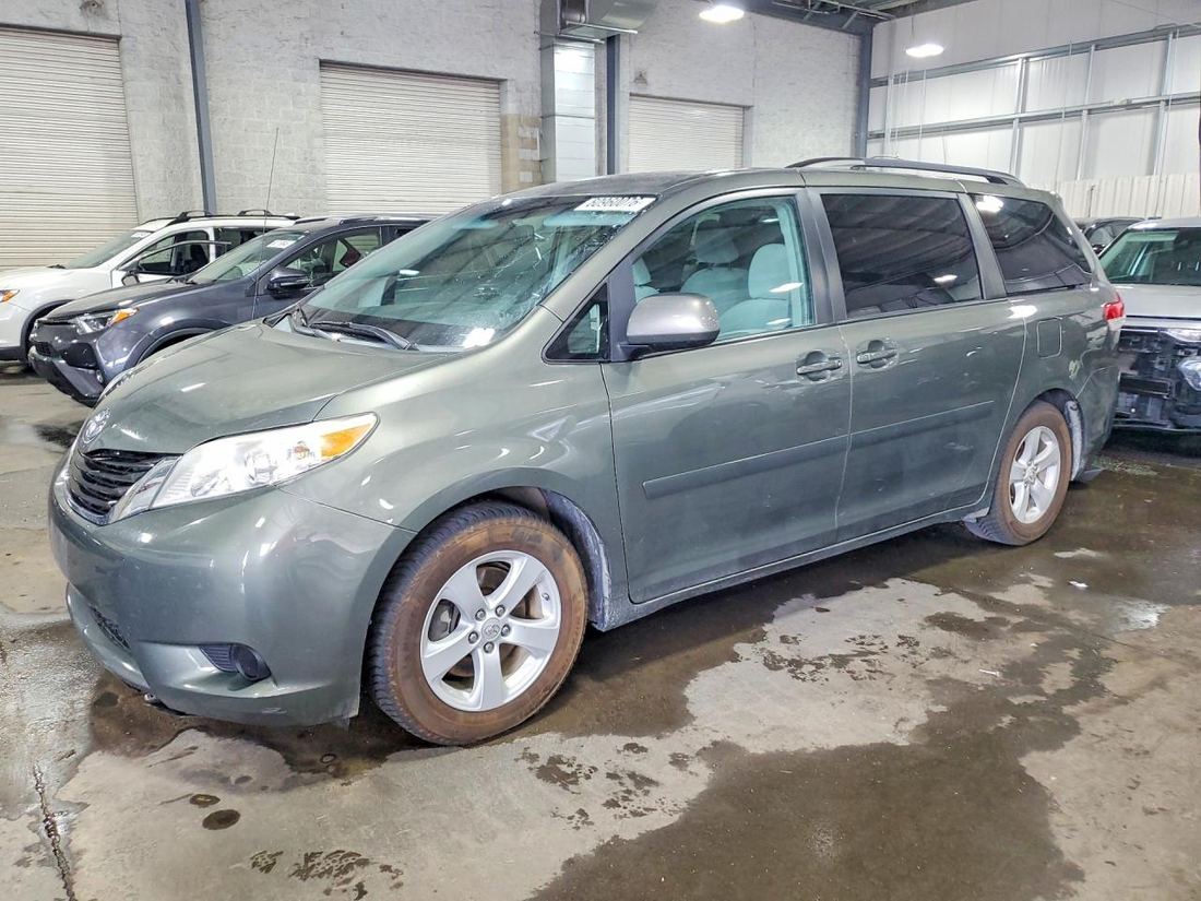 2011 TOYOTA SIENNA