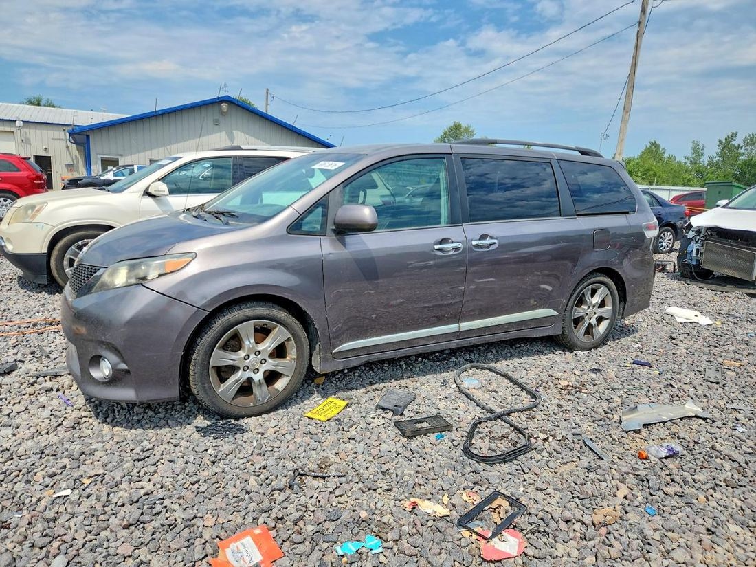 2013 TOYOTA SIENNA