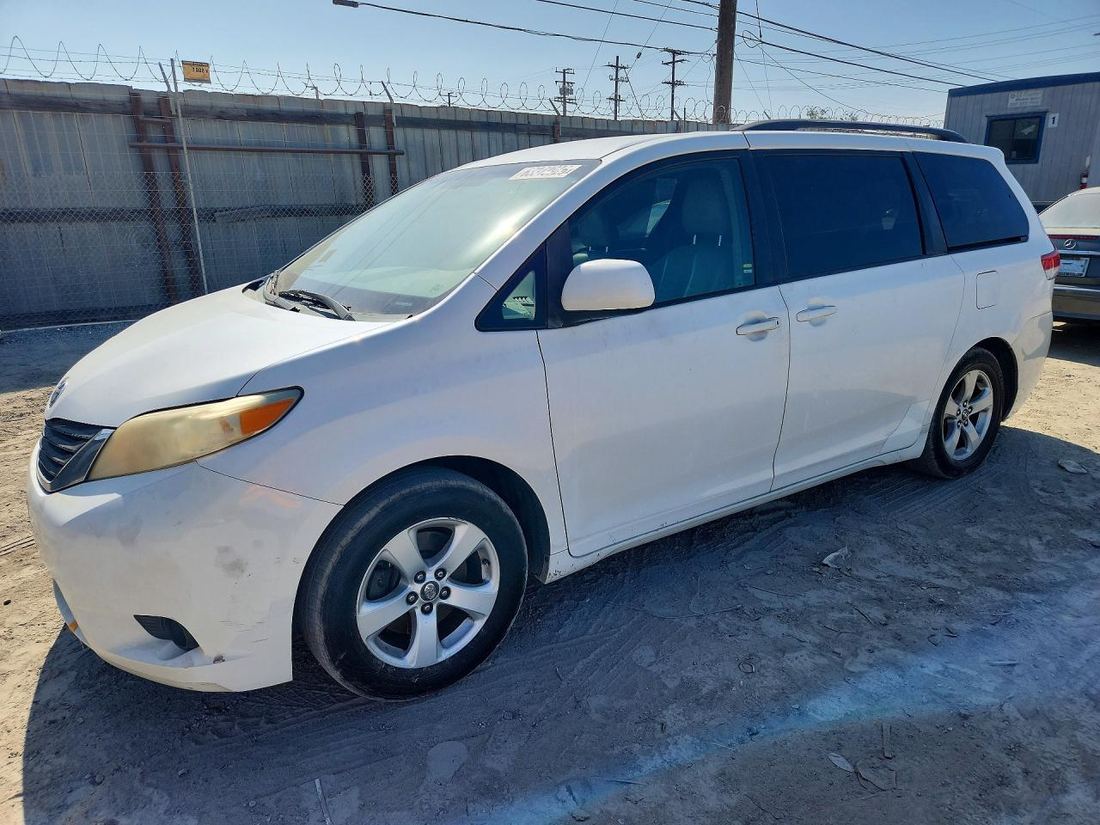 2011 TOYOTA SIENNA