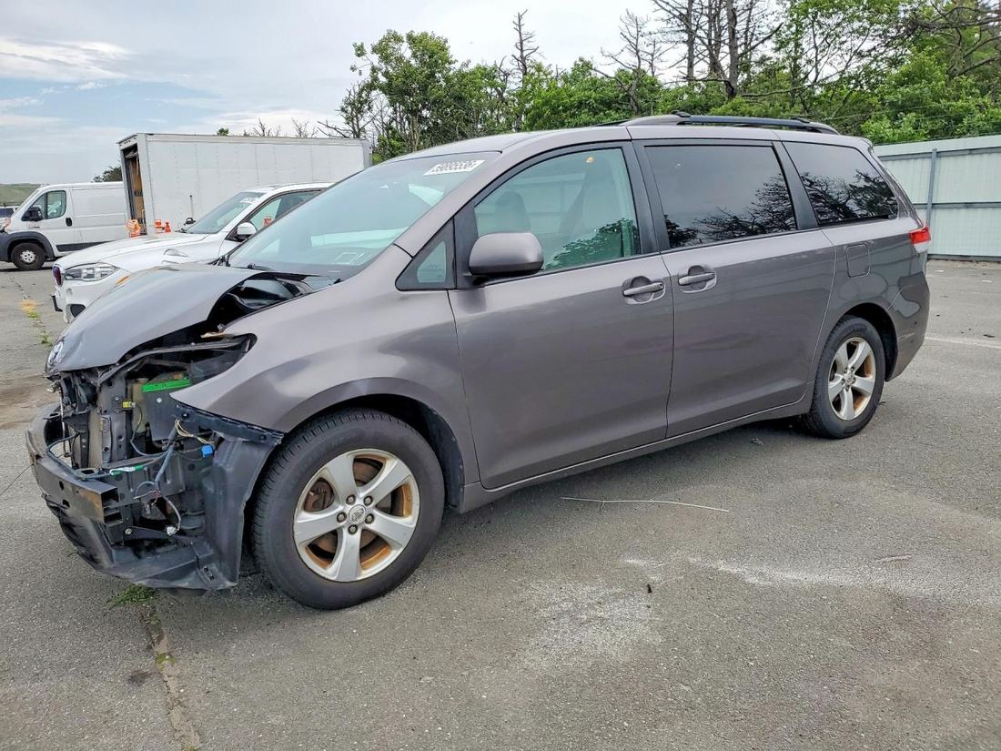 2011 TOYOTA SIENNA
