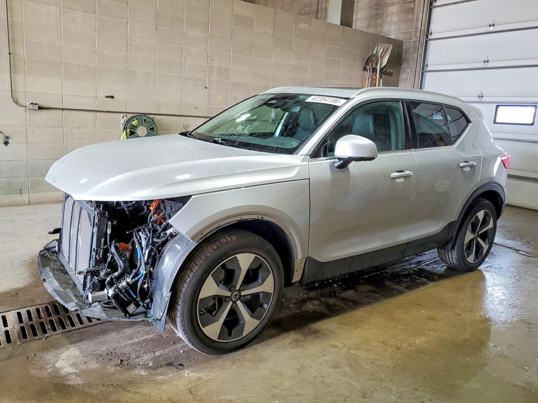 2025 VOLVO XC40