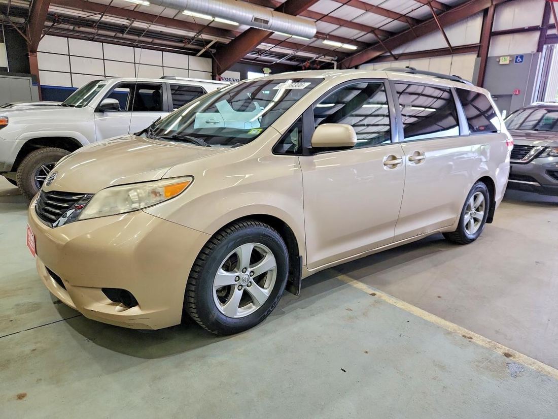 2013 TOYOTA SIENNA