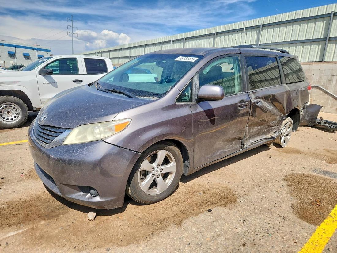 2011 TOYOTA SIENNA