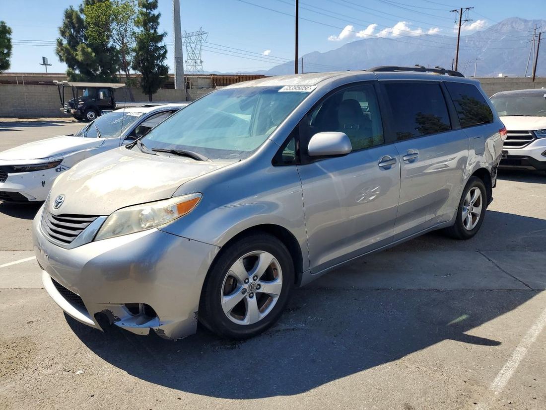 2011 TOYOTA SIENNA