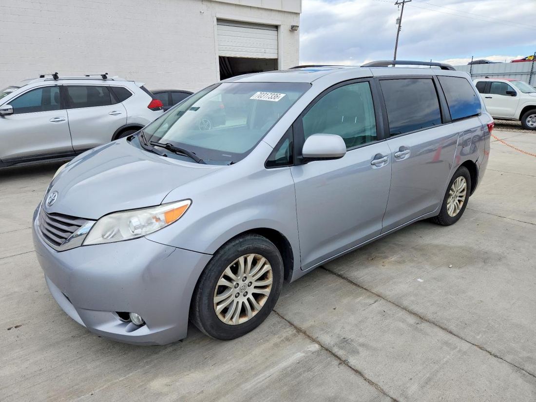 2016 TOYOTA SIENNA