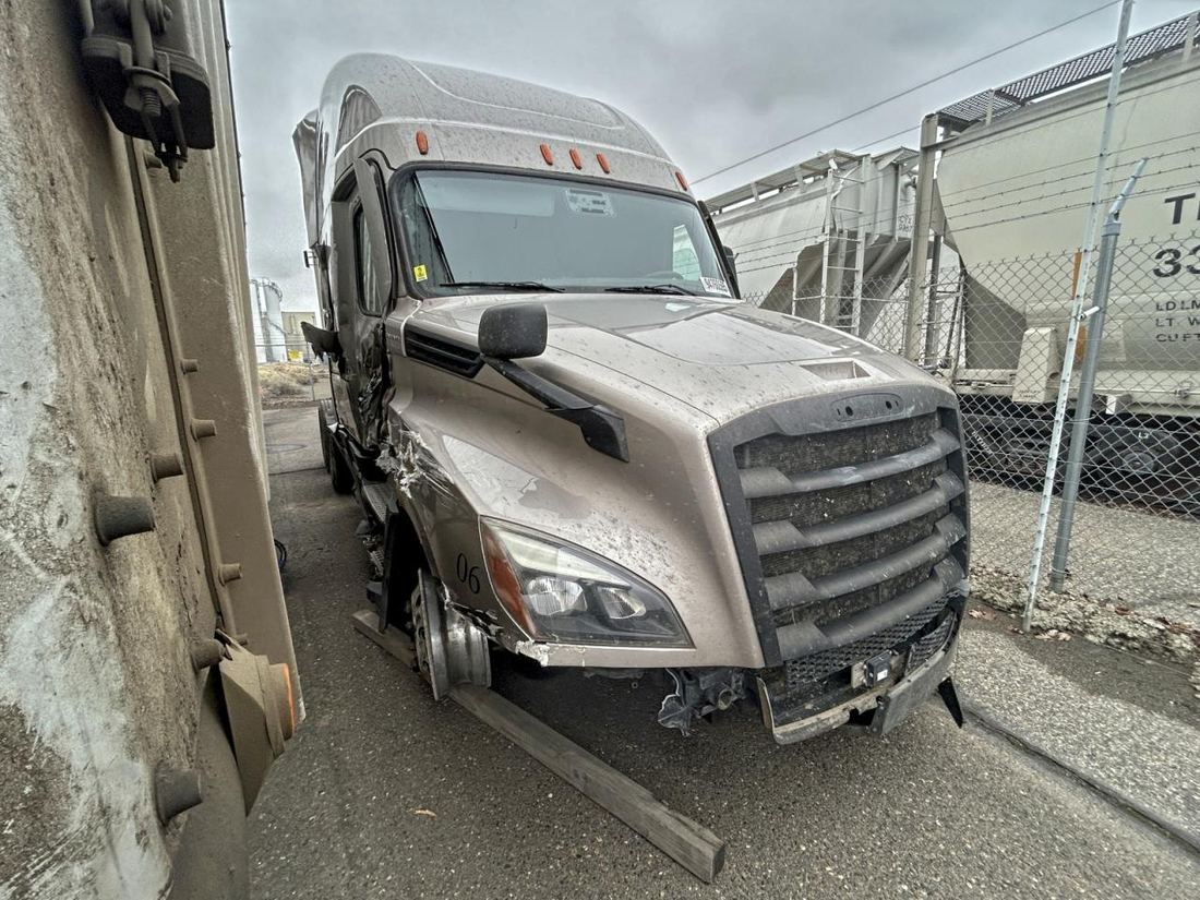 2022 FREIGHTLINER CASCADIA 1