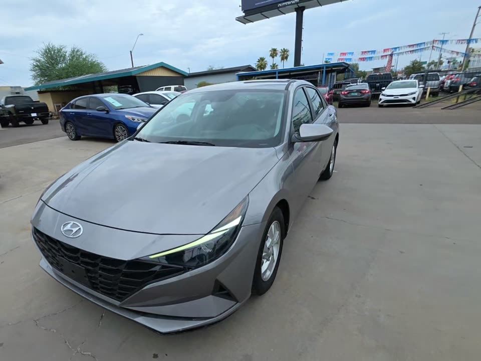 2023 Hyundai SE