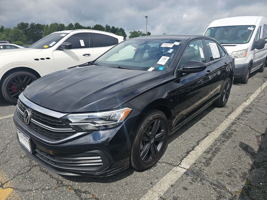 2022 Volkswagen SE w/ Sunroof