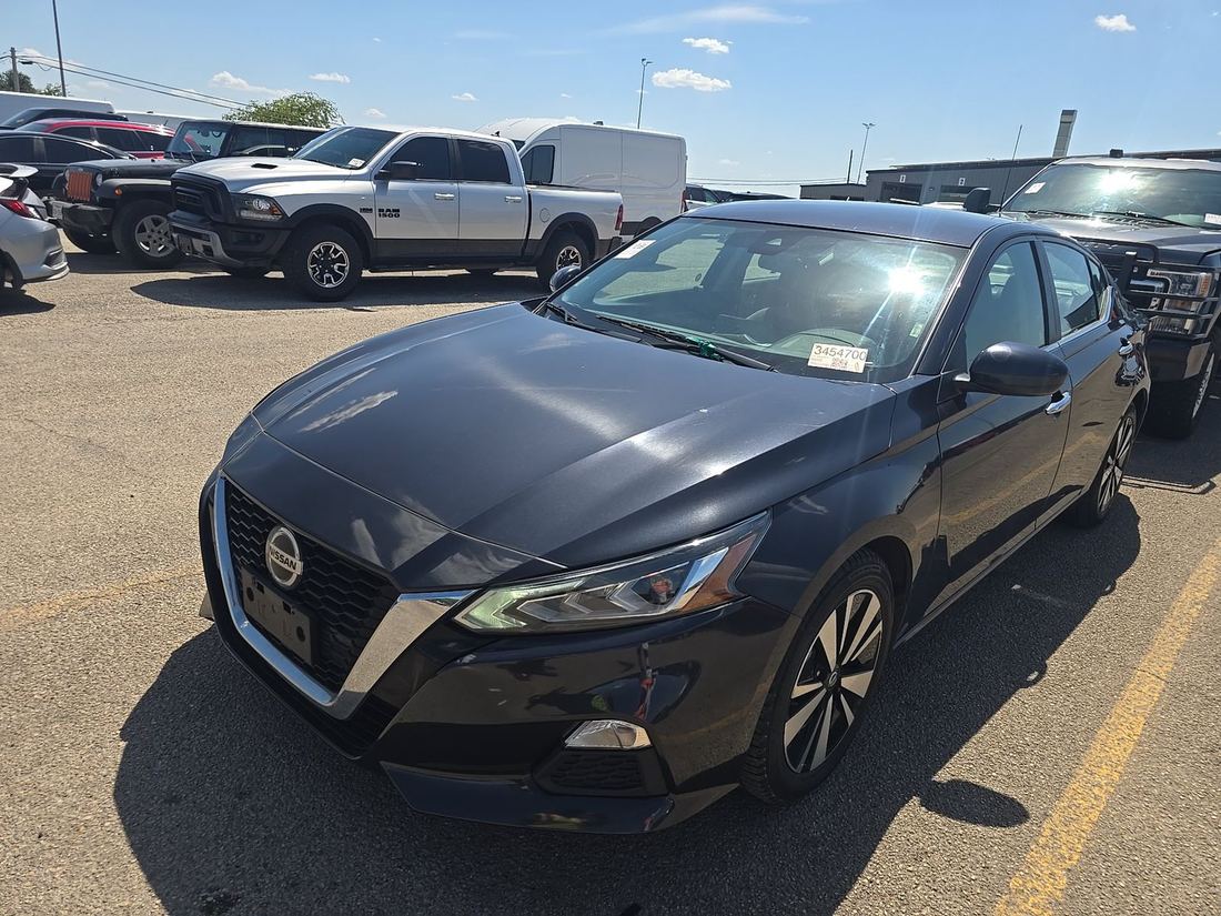 2022 Nissan SV
