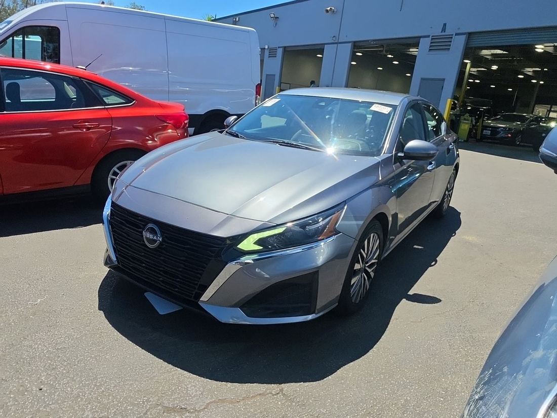 2023 NISSAN SV