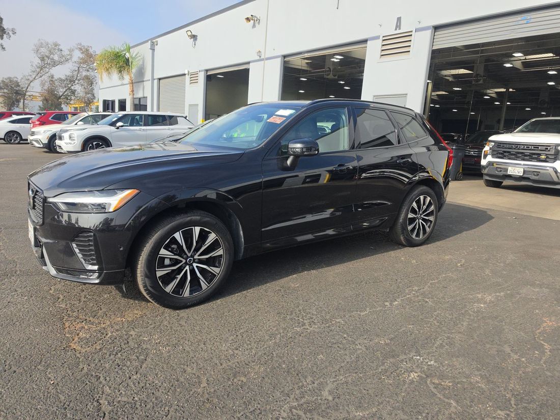 2025 Volvo Plus Dark