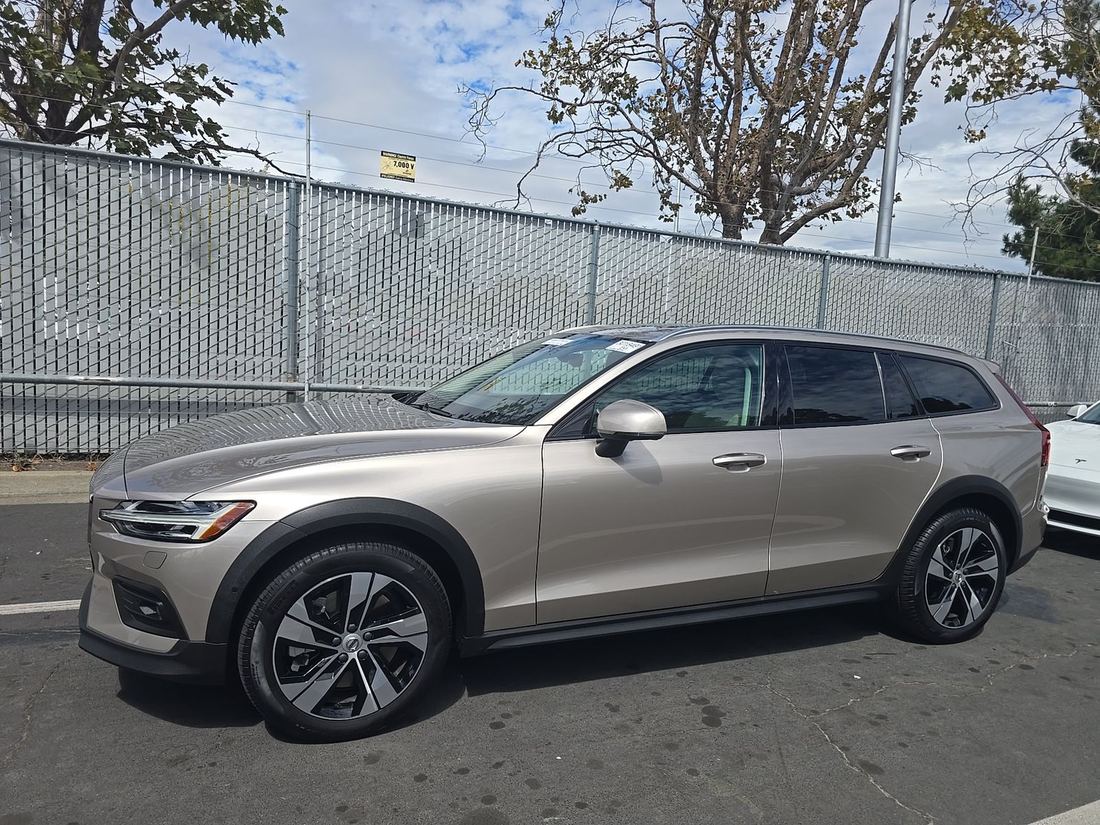 2025 Volvo Plus
