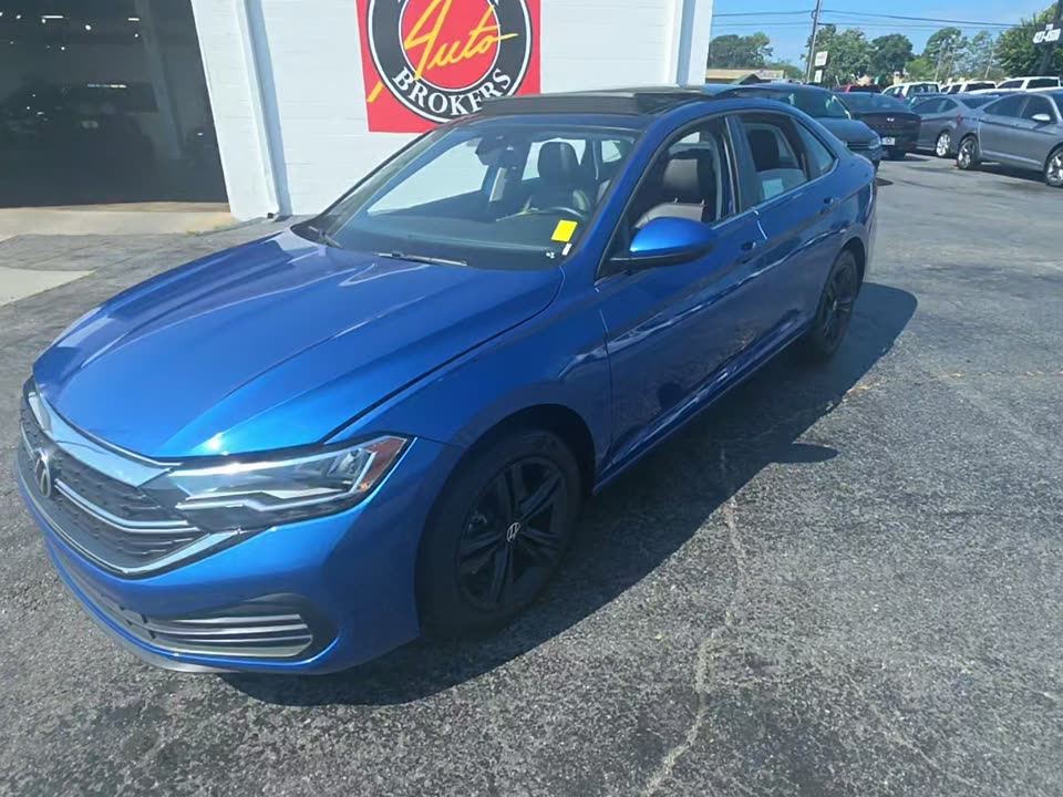 2023 Volkswagen SE w/ Sunroof