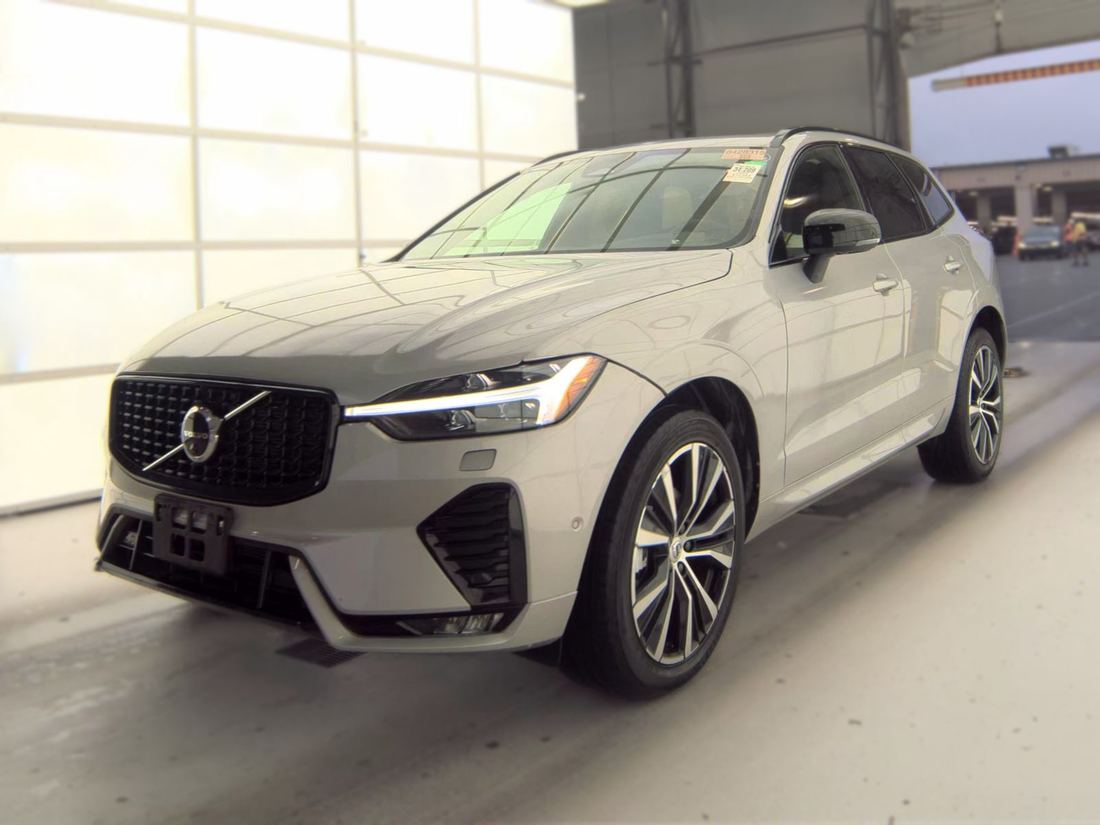 2025 Volvo Plus Dark