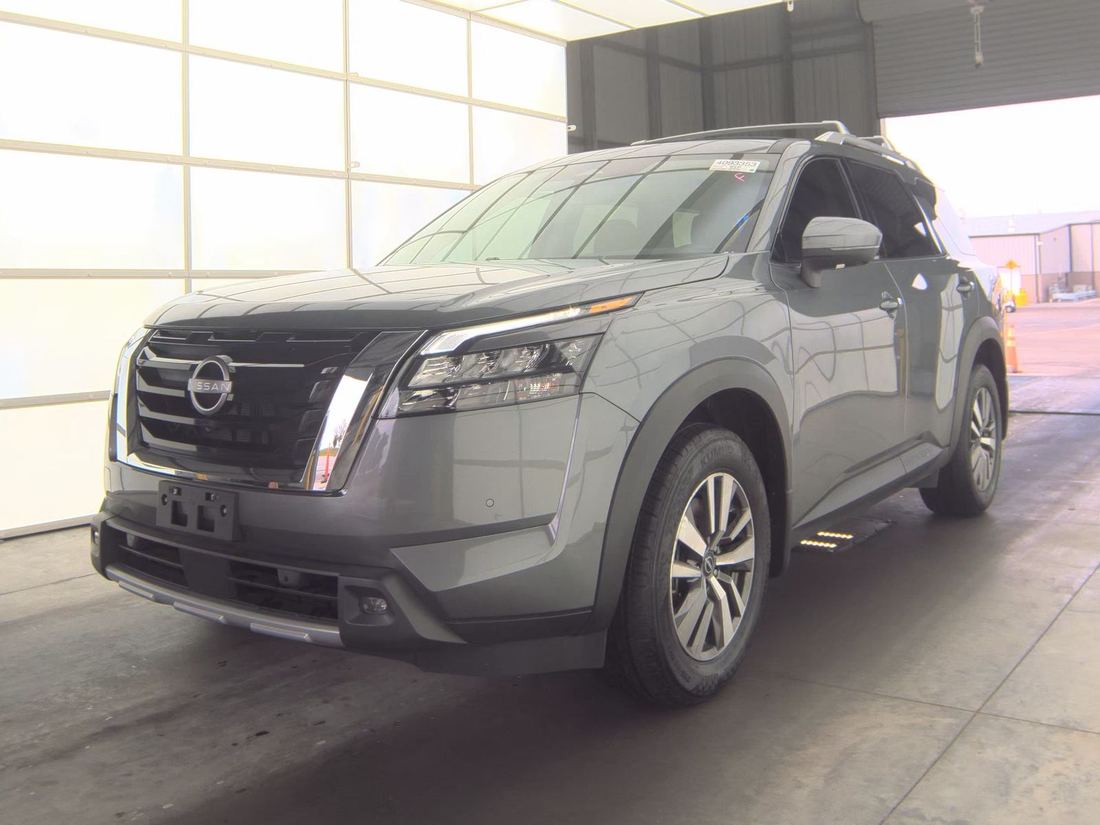 2025 Nissan SL