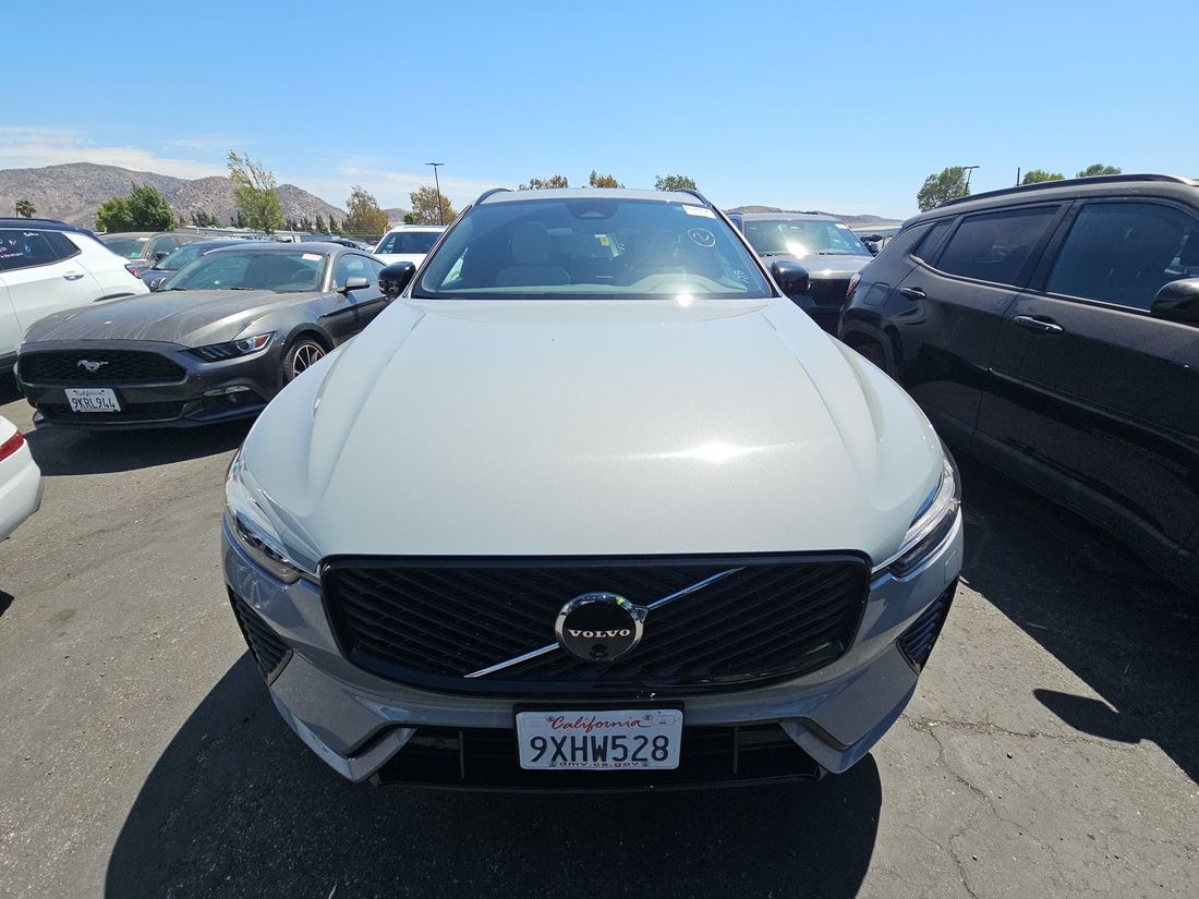 2026 Volvo Plus Dark